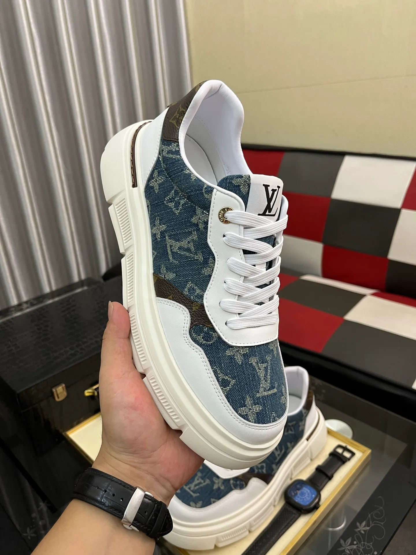 Men's shoes💰420⌚️⌚️"LOUI* VUITTO*" popular men's casual shoes, genuine Italian development💯purchasing level quality✔️The upper is made of official website material first-layer cowhide, comfortable and soft sheepskin feet⚡️Fashionable and versatile. The toe last shape is firm and full, and the soles are made from LV original molds and can be moved in and out of the counter at will. Light and comfortable on the foot~purely handmade, details determine quality! Size:38-442️⃣Colors available